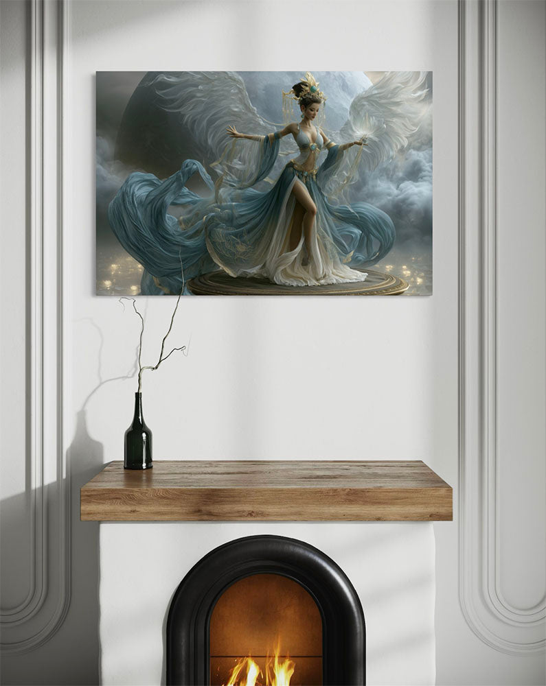 Fantasie wanddecoratie van een hemelse godin met witte vleugels en in een blauw, wit en goudkleurig gewaad wat opwaait in de wind.