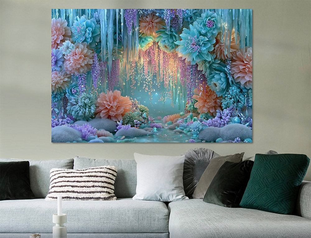 Een ijsgrot met prachtige lichtblauwe en perzikkleurige bloemen en hangende ijspegels aan het plafond.
