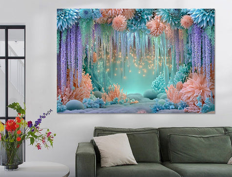 Fantasie wanddecoratie van een ijsgrot met lavendelkleurige, perziekkleurige en zacht blauwe bloemen. IJspegels hangen aan het plafond.