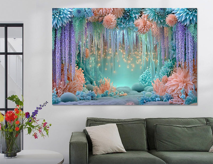 Fantasie wanddecoratie van een ijsgrot met lavendelkleurige, perziekkleurige en zacht blauwe bloemen. IJspegels hangen aan het plafond.