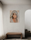 Spaanse Dame met Mantilla kunstwerk als sfeervolle en luxueuze wanddecoratie aan de muur in een woonkamer