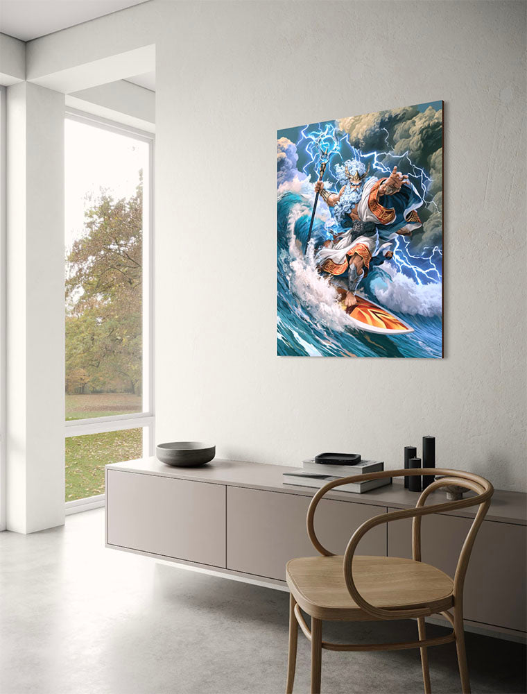 Detail van de gloeiende bliksemstaf, de golven en de krachtige uitdrukking van wanddecoratie Surfing Zeus